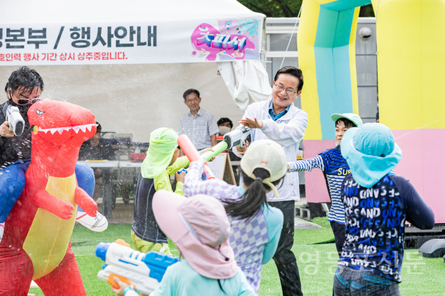 최호권 영등포구청장, 여름 물놀이 축제 ‘대(大)피서’ 현장 방문
