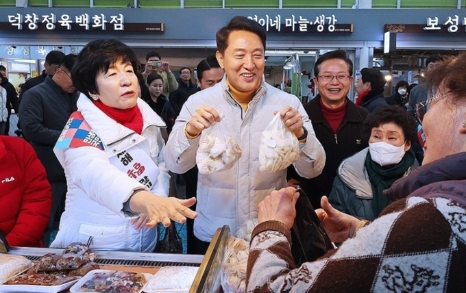 오세훈 서울시장, 설연휴 첫날 영등포전통시장 방문