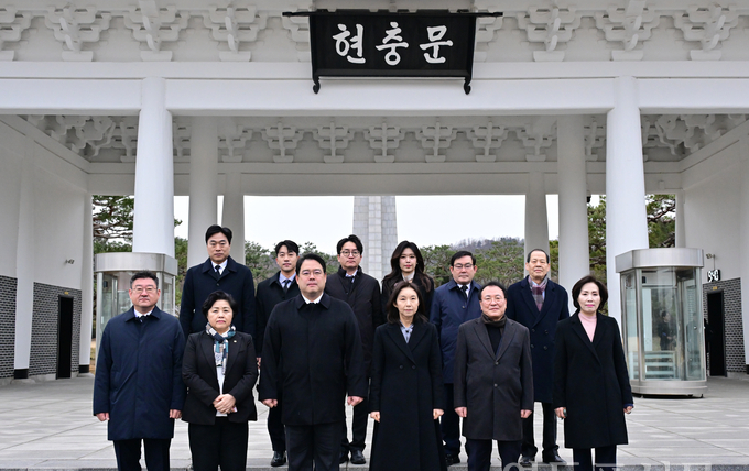 최호정 시의회 의장, 올해 첫 임시회 앞두고 의원들과 현충원 참배