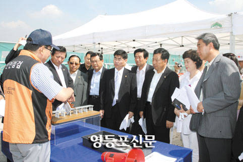 서울시의회 건설위원회 소속 의원들이 구조개선공사가 중단된 양화대교 현장을 방문해 관계자로부터 공사현장 현황에 대해 설명을 듣고 있다.