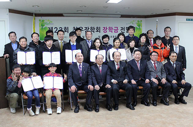 이모 양 등 장학금을 지원받은 탈북청소년들이 조원국 청우장학회장(우측 다섯번째) 등 내빈들과 기념촬영하고 있다.