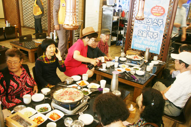 개그우먼 김보화씨가 어르신들에게 음식을 대접해드리고 있다.