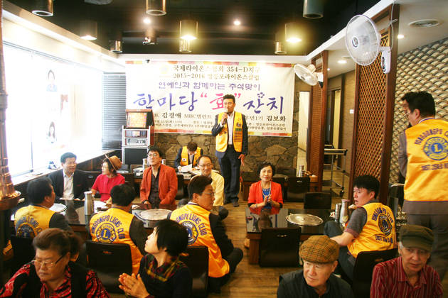 영등포라이온스클럽 김호상 회장이 인사말을 하고 있다.