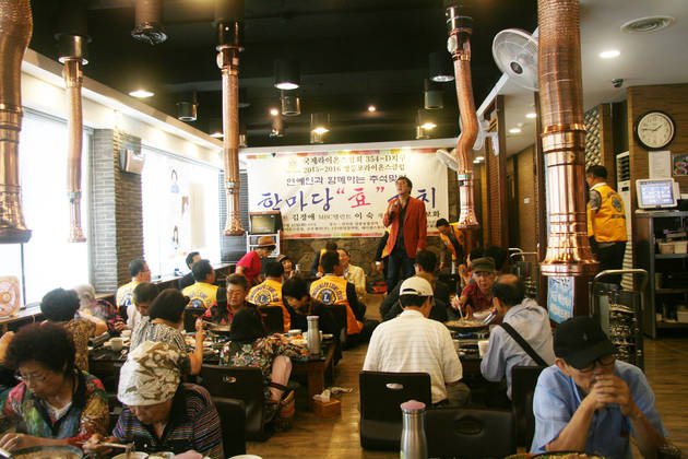 가수 고영준씨가 노래를 부르고 있다.