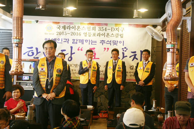 김호상 회장과 클럽회원들이 인사하고 있다.