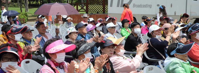 어르신들이 출연 가수들의 음악에 맞춰 박수치고 있다