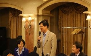 신경민 서울시당 위원장이 인사말을 하고있다