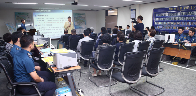 조길형 구청장이 관계 공무원들을 격려하고 있다.