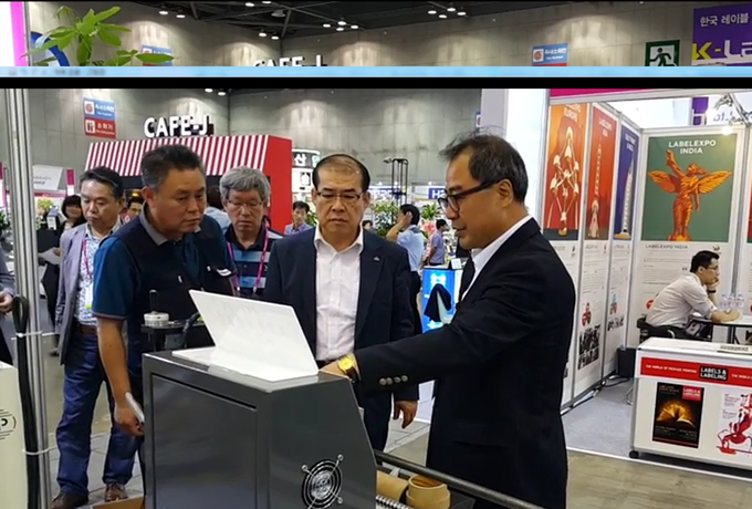 최병열 회장이 전시장을 둘러 보고 있다.