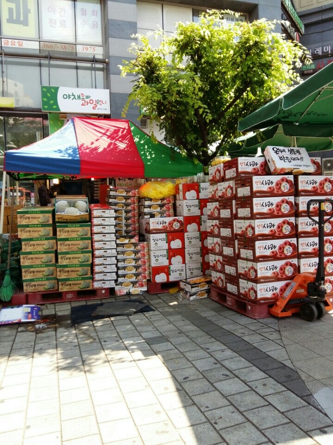 1일 ‘카메라 고발’ 보도 이후 산더미처럼 쌓아놓은 과일박스