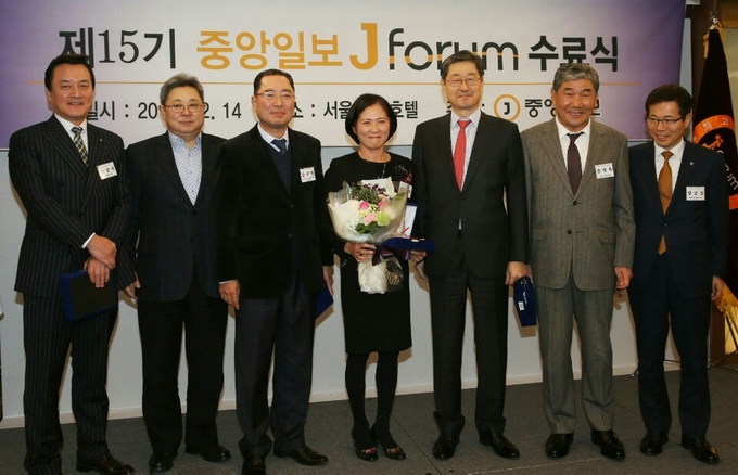 15기 임원들에게 공로상 시상 후 기념 촬영을 하고 있다.