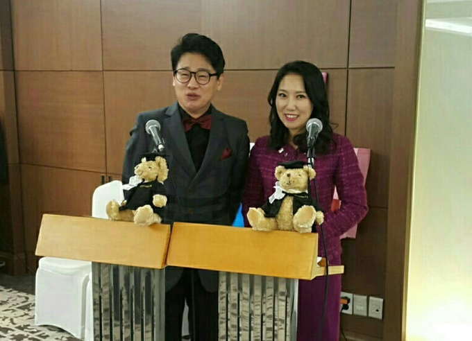 김병찬 아나운서와 최경아 사무국장의 공동 진행 모습