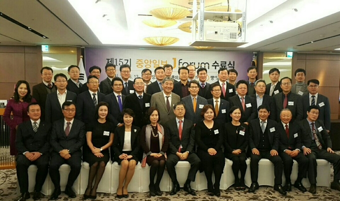 수료식을 마치고 단체 기념 촬영을 하고 있다.