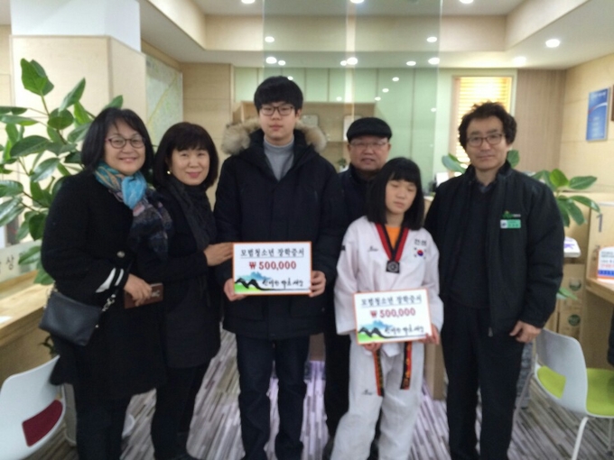 박정화 재무총무(왼쪽 두번째)가 장학금 전달 후 학생들과 기념촬영을 하고 있다.