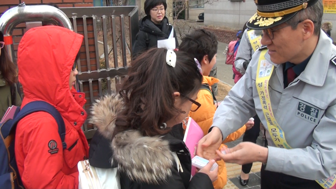 조병노 서장이 등교 학생들에게 켐페인을 벌이고 있다.