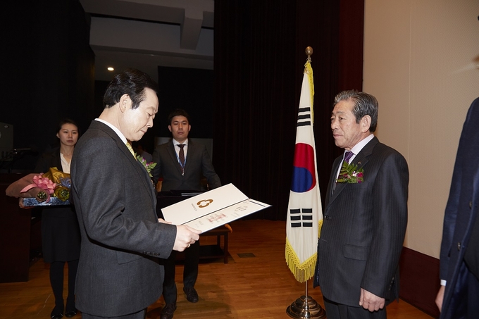 이일환 이사장이 신종백 중앙회장으로 부터 대상을 수상하고 있다.