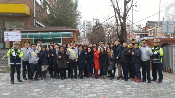 영등포청소년육성회 회원들과 영등포경찰서 직원들이 단체사진을 찍고 있다.