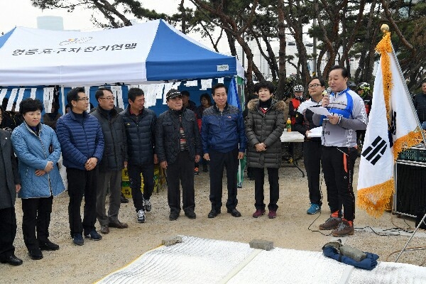 강용상 회장(맨우측)이 시륜식에 앞서 인사말을 하고 있다.