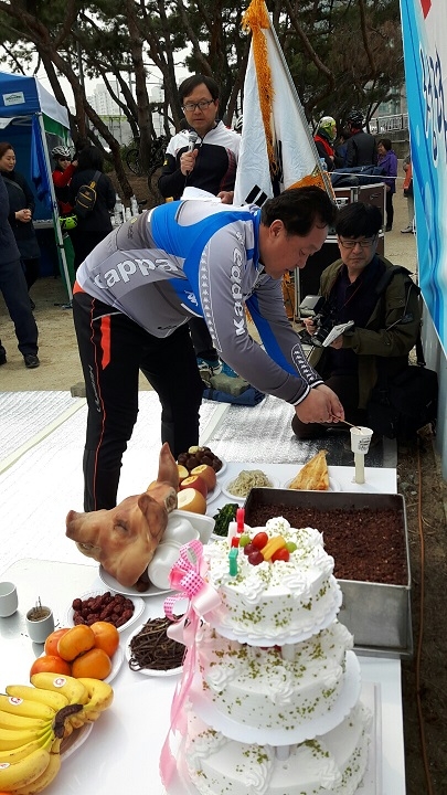 강용상 회장이 시륜제에서 점화하고 있다.