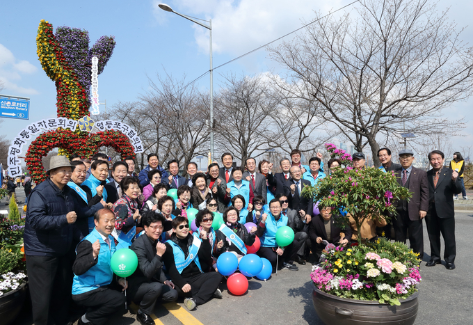 통일기원 꽃탑 제막식을 마치고 참석자들이 기념촬영을 하고 있다.
