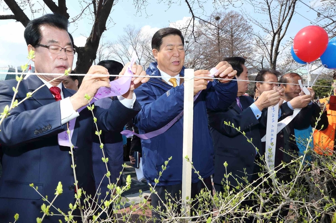 김원국 평통회장이 조길형 구청장 등 내빈들과 리본을 달고 있다.