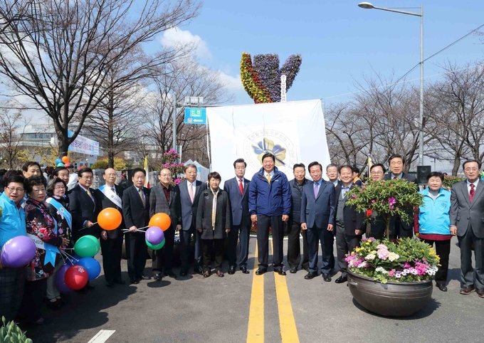 제막식에 앞서 기념촬영을 하고 있다.
