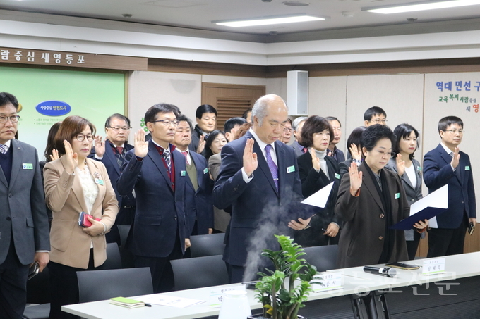 감사에 앞서 선서를 하고 있는 관계공무원들
