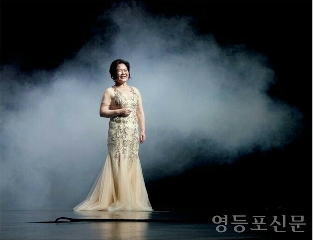 강규화 회장의 공연 모습