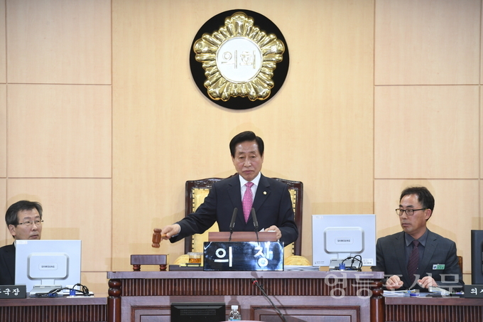 이용주 의장이 의사를 진행하고 있다.