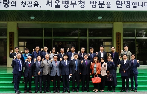 황평연 청장이 김용숙 위원장 등 참석자들과 단체기념촬영을 하고 있다. 