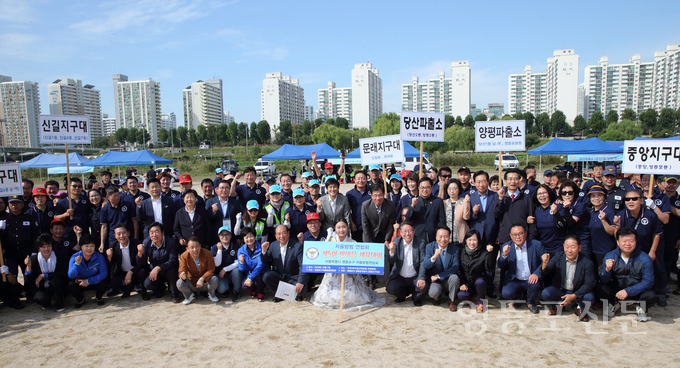 체육대회에 참석한 내빈들과 연합대 관계자들이 기념촬영을 하고 있다.