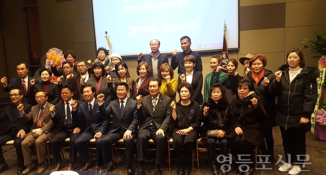 김용숙 회장이 행사를 마치고 일부 신문사 관계자, 홍보대사 등과 기념촬영을 하고 있다.