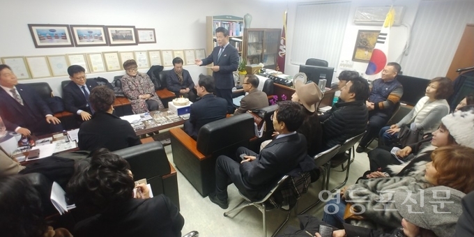 김용숙 발행인이 회의를 진행하고 있다.