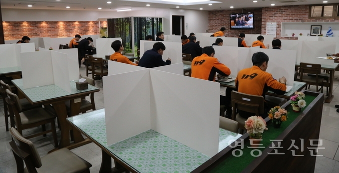 영등포소방서 구내식당의 식탁마다 칸막이가 설치돼 있다. 