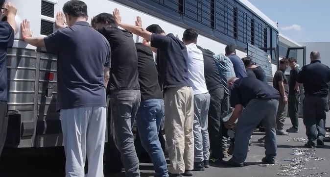 미국 이민 단속 당국이 홈페이지를 통해 지난 4일(현지시간) 조지아주 현대차그룹-LG에너지솔루션의 합작 배터리 공장 건설현장에서 벌인 불법체류·고용 단속 현장 영상을 홈페이지를 통해 공개했다. /사진=연합뉴스