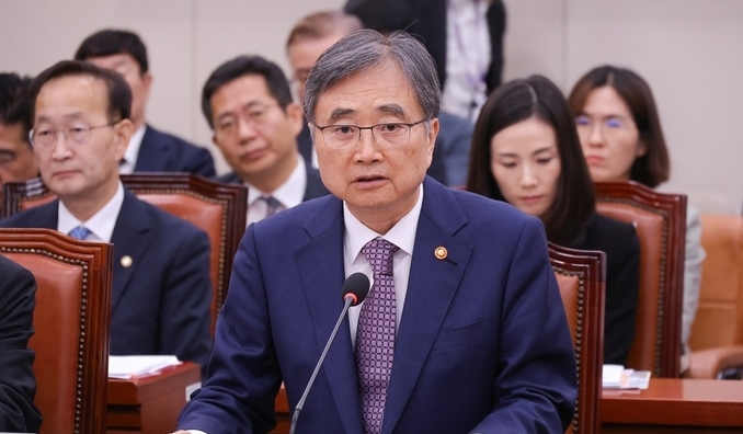 <strong>의원 질문에 답하는 조현 외교부 장관 /사진=연합뉴스</strong>