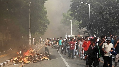 네팔 카트만두 행정 단지 인근서 불 지른 시위대의 모습. /사진=AFP 연합뉴스.