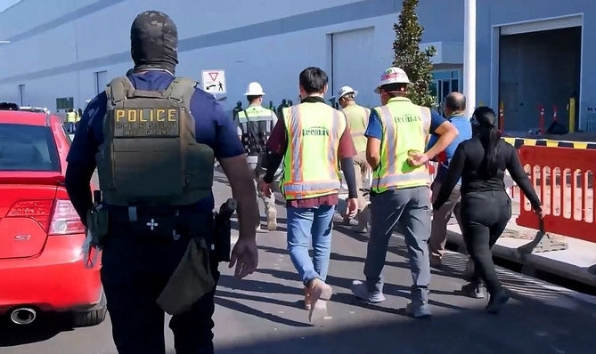 <strong>미 조지아 공장 단속하는 연방당국 요원 /</strong>로이터 연합뉴스 