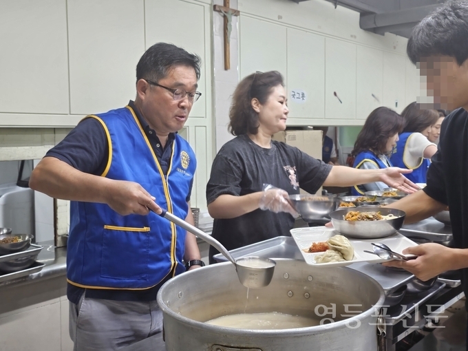 회원들이 아이들을 위한 급식봉사를 하고 있다.
