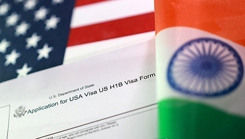 <strong>미국-인도 국기와 미국 H-1B 비자 신청서 /</strong>로이터 연합뉴스. 