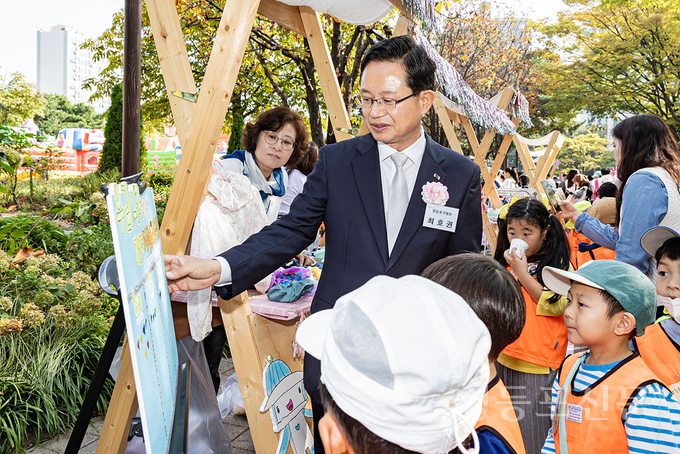 지난해 개최된 어린이집 한마당 축제에서 최호권 구청장이 아이들과 소통하고 있는 모습. 