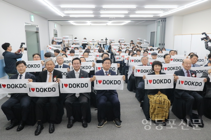 박지향 이사장이 최교진 장관, 최호권 구청장 등 참석자들과 함께 개관 기념 퍼포먼스를 하고 있다.