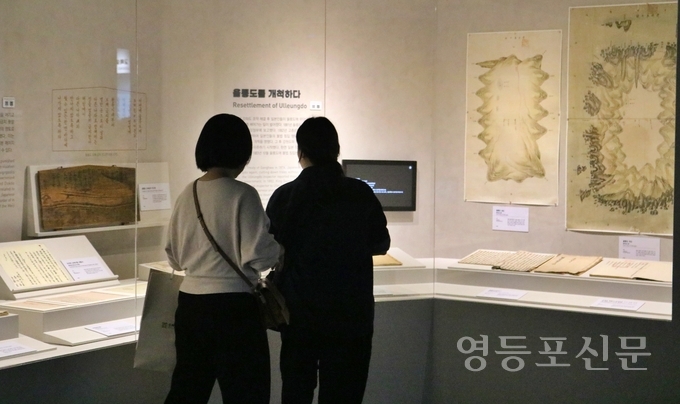 독도체험관을 둘러보고 있는 시민들의 모습.