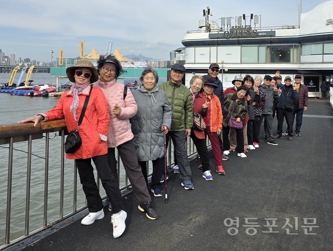어르신들이 유람선 탑승 전 기념 촬영. 