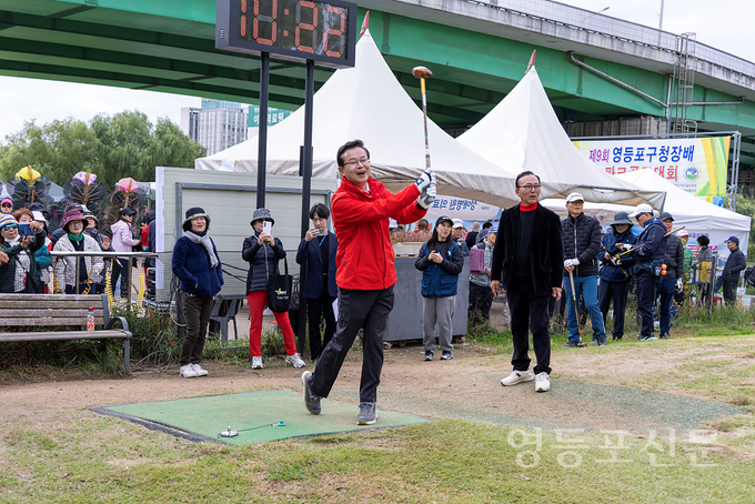 최호권 구청장이 시타를 하고 있다.