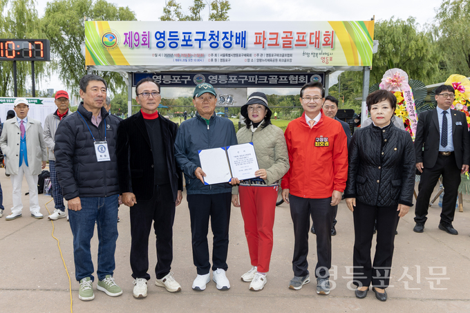 이정의 회장이 최호권 구청장, 정선희 의장, 오성식 체육회장 선수대표들과 기념 촬영.