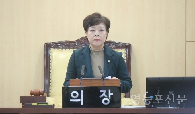 정선희 의장이 회의를 주재하고 있다. 