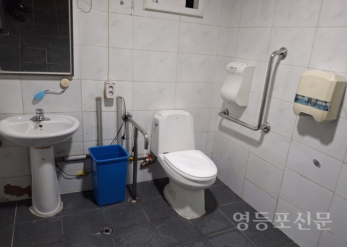 특수클리닝 작업 후 깨끗해진 화장실 내부 모습.