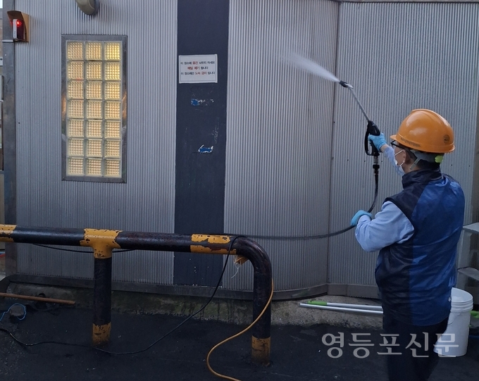 이창국 대표가 화장실 외벽 특수클리닝 작업을 하고 있다.