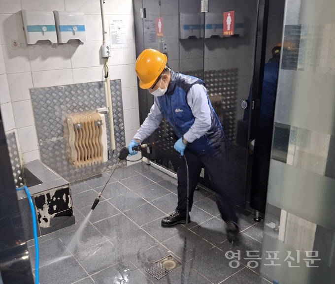 이창국 대표가 화장실 바닥에 특수클리닝 작업을 하고 있다.